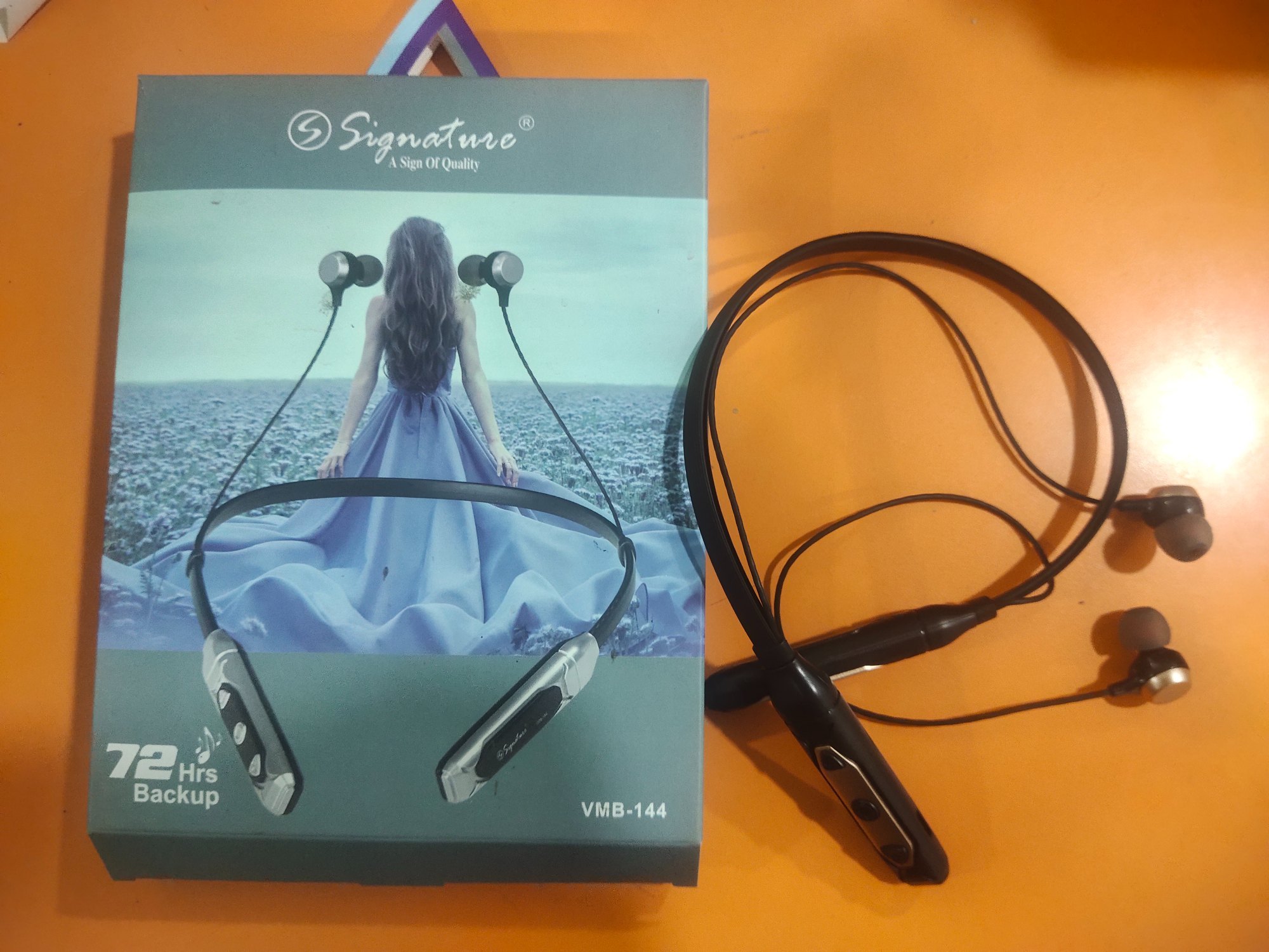 Signature Neckband with Long Battery – Upto 25 Hrs. Play Time